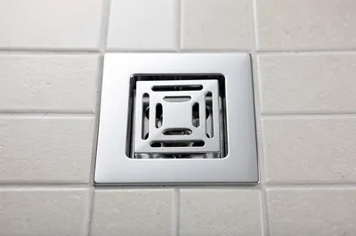 Grelha cromada quadrada de ralo de banheiro no piso