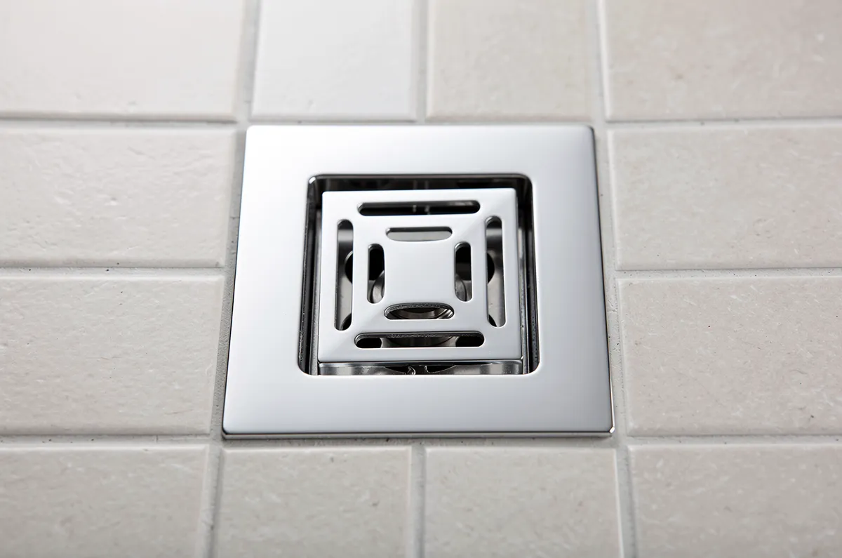 Grelha cromada quadrada de ralo de banheiro no piso
